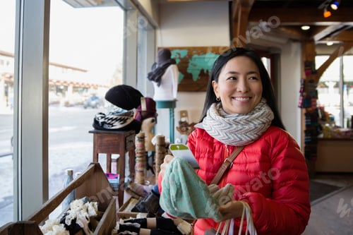 Preview: Smiling Woman Browsing In Store