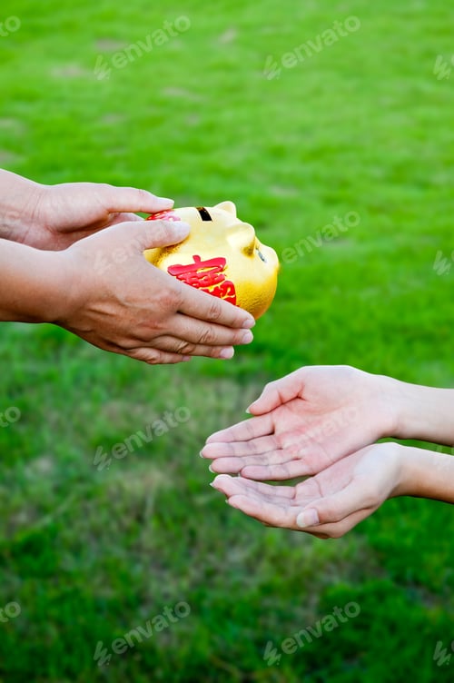 Preview: Parents Pass Their Piggy Banks To Children? In China