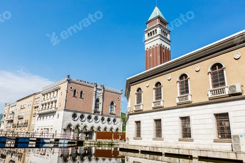 Vista previa: Detalles arquitectónicos del moderno edificio de apartamentos.
