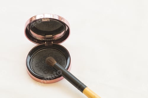 Preview: Elegant Eyeshadow Palette with Brush on White Surface