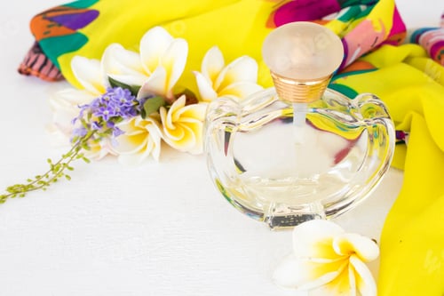 Visualização: Lenço amarelo com perfume e acessórios de estilo de vida Woman Relax Summer And Flower Frangipani