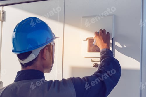 Visualização: Eletricista trabalhando na verificação do status do inversor e do equipamento de manutenção na Green Energy Solar