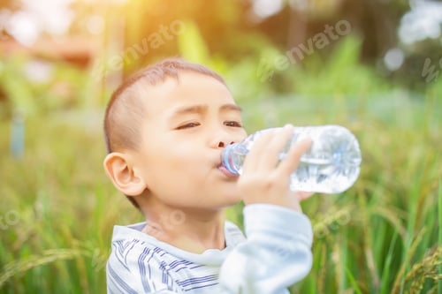 Visualização: Adorável garotinho bebendo água