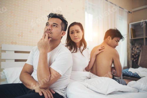 Visualização: Mulher triste muda de cara, ela tem muitos namorados conversando no quarto