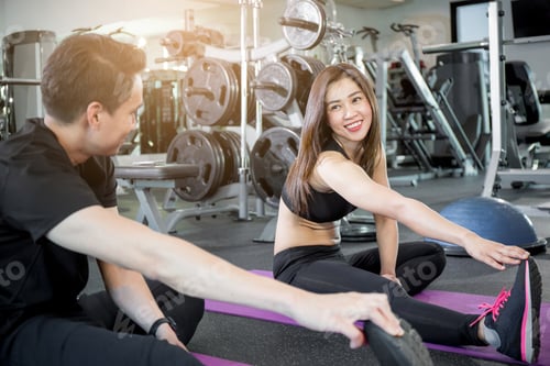 Preview: Healthy Young People Stay In The Gym.