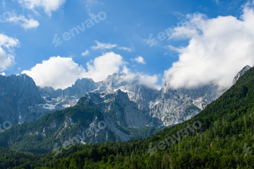 Vorschau: Eine wunderschöne Aufnahme der malerischen Berge an einem bewölkten Tag