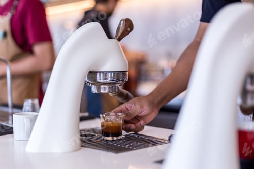 Preview: Flair Espresso Machine In A Coffee Shop With Barista
