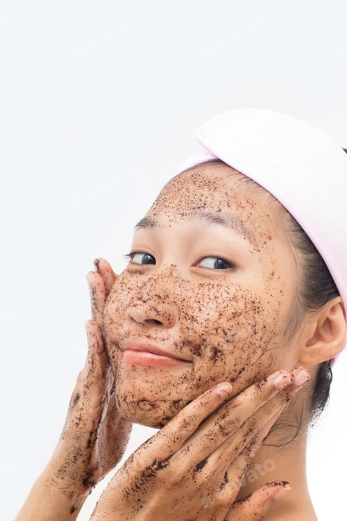 Preview: A Woman Is Marking A Face With Coffee.