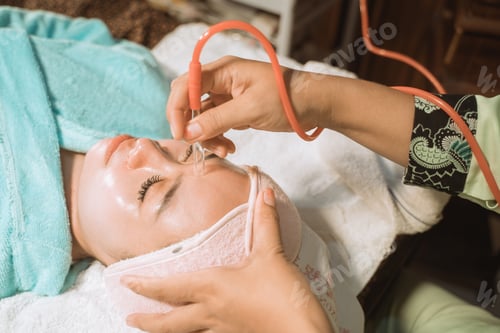 Preview: Young Woman Feel Relax Having Facial Treatment By Therapist In Beauty Center