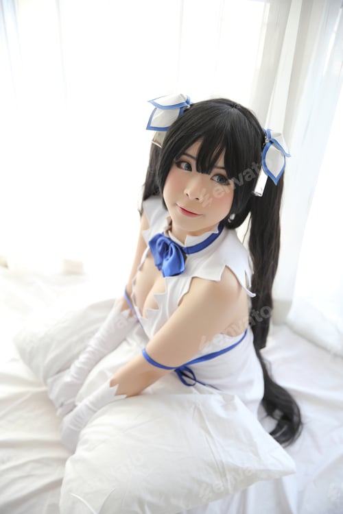 Preview: Hestia Cosplay Portrait Girl In White Theme