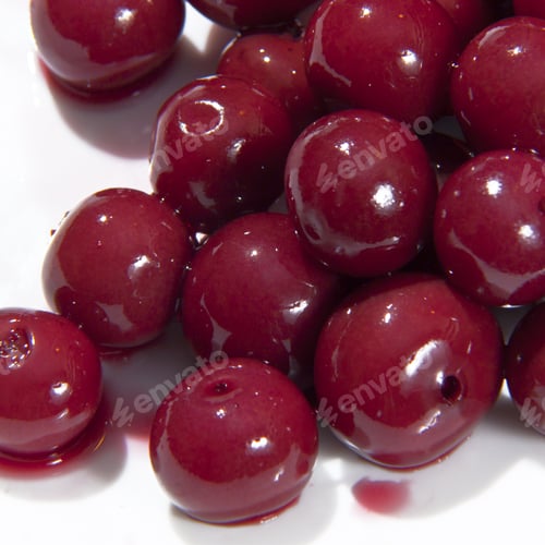 Preview: A Closeup Shot Of Fresh Juicy Cherries On A White Plate