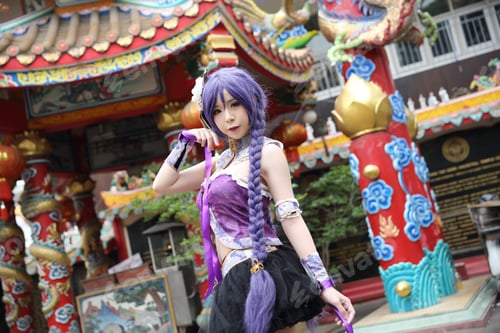 Preview: Portrait Of Asian Young Woman With Purple Chinese Dress Cosplay With Temple
