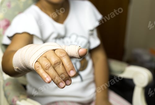Preview: Pain Concept Woman Sitting On A Chair With Splint Broken Bone On Her Hand