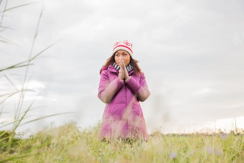 Preview: Young Woman Was Playing In A Field Of Flowers In The Winter Air.