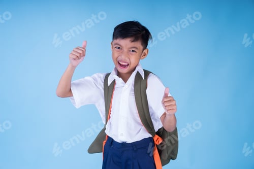 Visualização: Um estudante asiático em êxtase vestindo camisa branca, calça azul e mochila sobre fundo azul