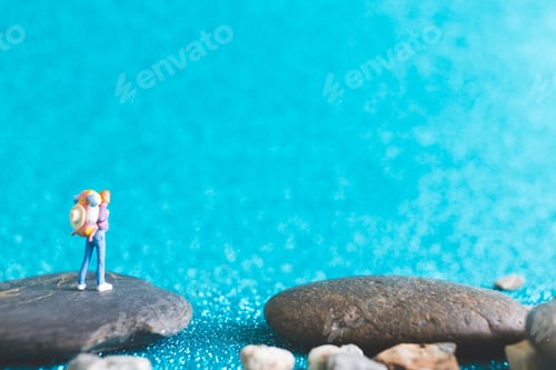 Visualização: Mochileiro em miniatura, turistas em fundo azul brilhante