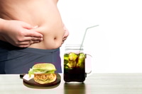 Vorschau: Concept Health Care Hühnchenburger und kohlensäurehaltiges Getränk mit Fat Boy