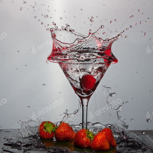 Preview: A Closeup Shot Of A Fruity Strawberry Splash In A Glass