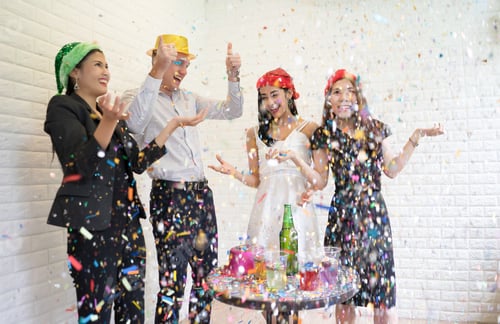 Visualização: Pessoas felizes do grupo empresarial com chapéu de Papai Noel se divertindo na festa de Natal de celebridades.