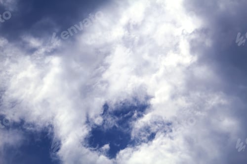 Vorschau: Eine Tiefwinkelaufnahme der schönen flauschigen Wolken am blauen Himmel