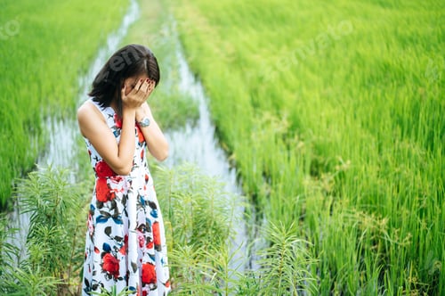 Preview: The Woman Stood Strained And Her Hand Closed Her Face In The Meadow.
