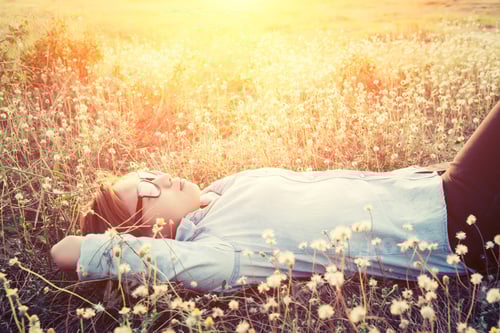 Preview: Happy Hipster Woman Lying Down On Dandelion Field Close Her Eyes Feeling Comfortable