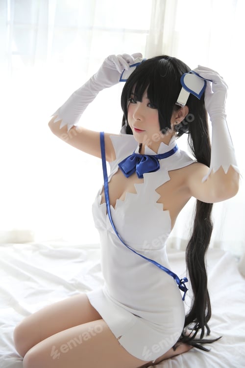 Preview: Hestia Cosplay Portrait Girl In White Theme