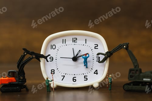 Vista previa: Personas en miniatura: el equipo está trabajando en un concepto de reloj despertador y tiempo de trabajo