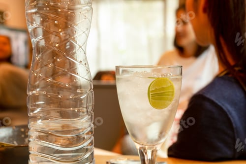 Visualização: Grupo de amigos se encontrando e tomando água com limão fresco Nutriti