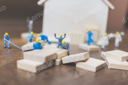 Preview: Miniature Workers Team Build A Wooden House