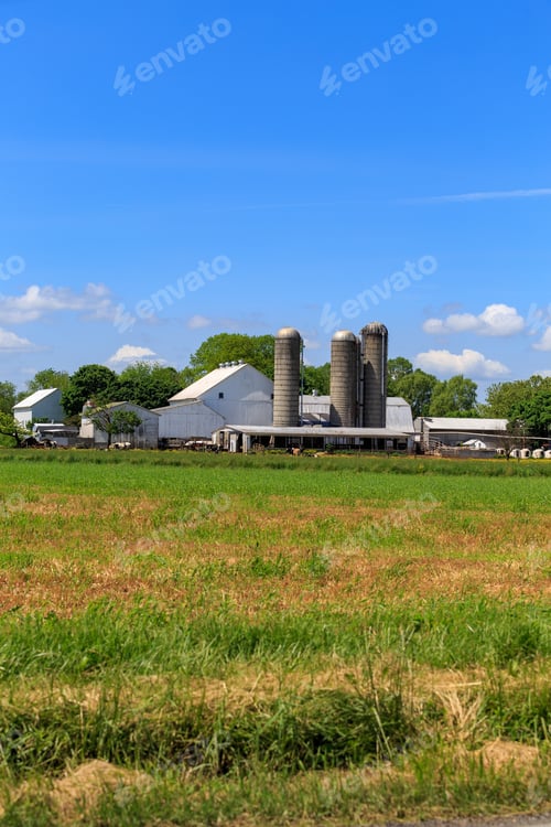 Preview: Ronks, Pa, Usa - May 23, 2018: A Large And Sprawling Farm With Barns And Silos Is In Lancaster
