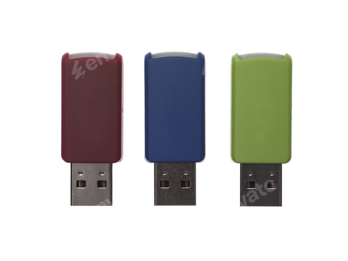 Vista previa: Tres unidades flash USB sobre un fondo blanco