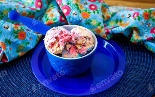Vista previa: Three Colors Ice Cream