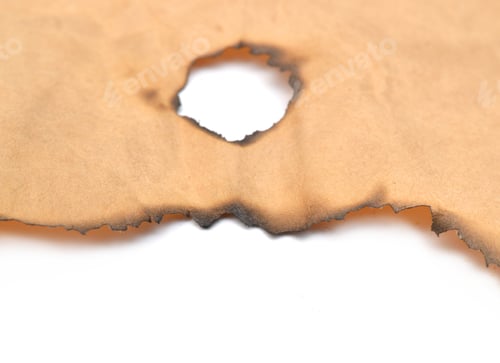 Vista previa: Papel grunge con bordes carbonizados sobre fondo blanco