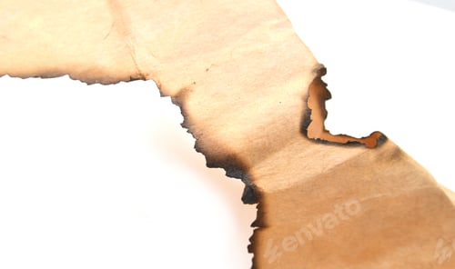Vista previa: Papel grunge con bordes carbonizados sobre fondo blanco