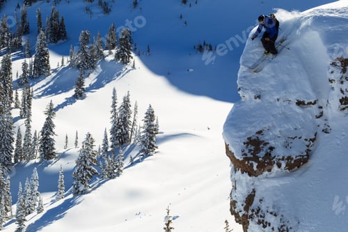 Aperçu: Skiing Off The Cliff