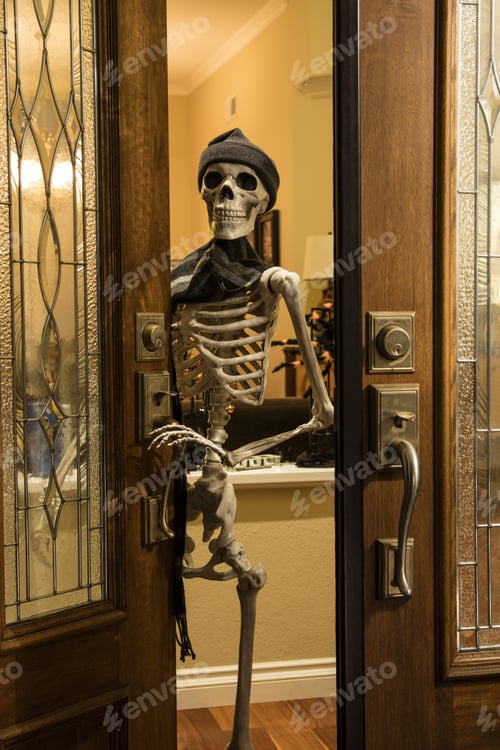 Preview: Halloween Skeleton Greeting At The Door Wearing A Knitted Hat