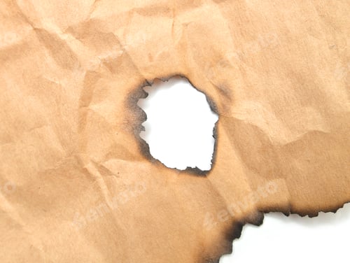 Vista previa: Papel grunge con bordes carbonizados sobre fondo blanco