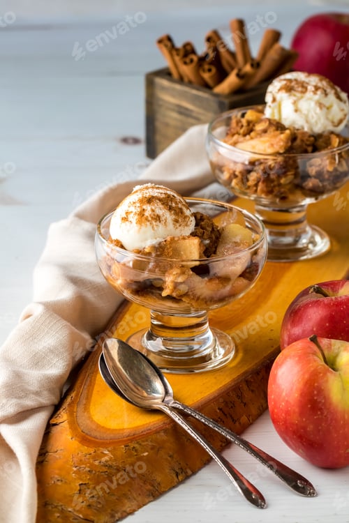 Vista previa: Close Up Of Servings Of Warm Apple Crumble Ready For Eating.