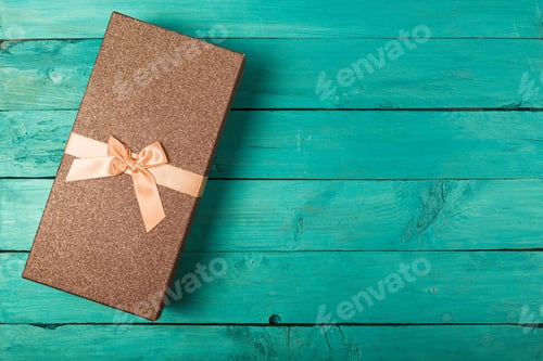 Vista previa: Gift Box On A Bright Colorful Background