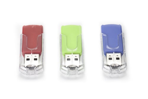 USB portátil en tres colores diferentes.