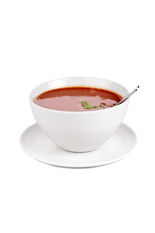 Vista previa: Primer plano en un bol con una sopa de tomate con una cuchara para servir