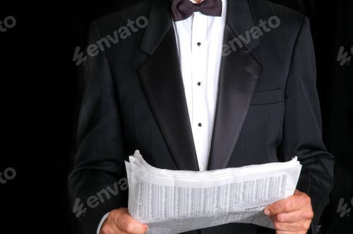 Vorschau: Butler im Smoking liest den Wirtschaftsteil einer Zeitung