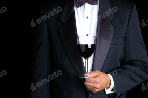 Vorschau: Mann im Smoking mit einem Glas Rotwein