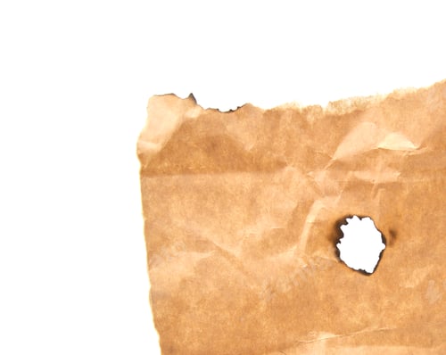 Vista previa: Papel grunge con bordes carbonizados sobre fondo blanco