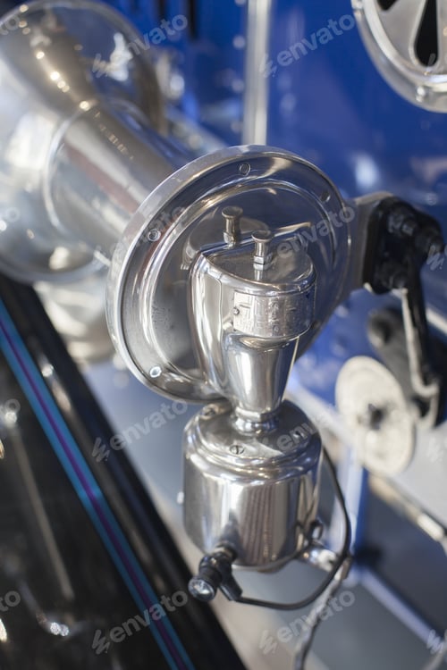 Preview: 1920'S Vintage Car Metal Horn On Side Of Car
