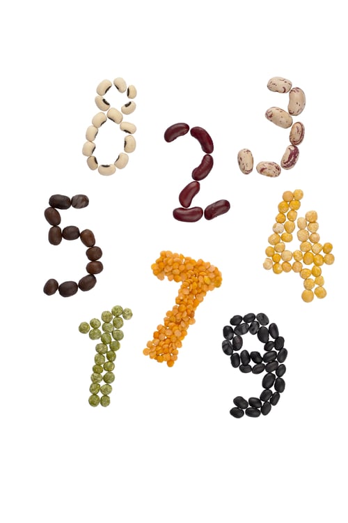 Visualização: Números 1 a 9 feitos de feijão isolado no branco