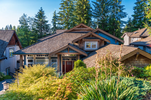 Preview: Houses In Suburb At Summer In The North America. Luxury Houses With Nice Landscape.
