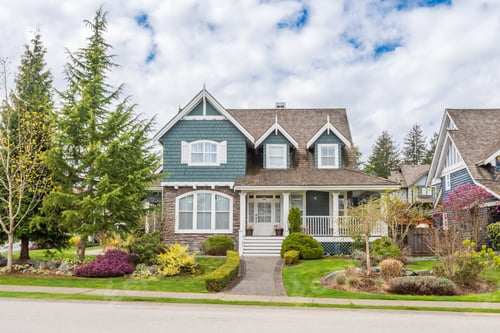 Preview: Houses In Suburb At Summer In The North America. Luxury Houses With Nice Landscape.
