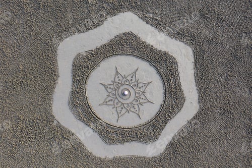 Preview: Bandon By The Sea, Oregon / Usa - March 07 2020: Artwork Created By The Team Of Circles In The Sand